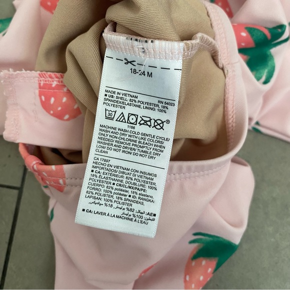 Old navy swim one piece strawberry print swimsuit rash guard 18-24 months - Picture 5 of 6